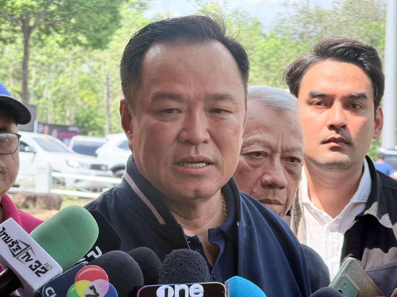 总理对起重机压塌火车导致22死表示遗憾，强调必须有人负责并指派“Pipat”处理现场工作