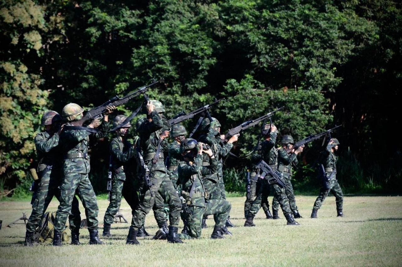 第12步兵团指挥官检查第2伞降团军训准备情况