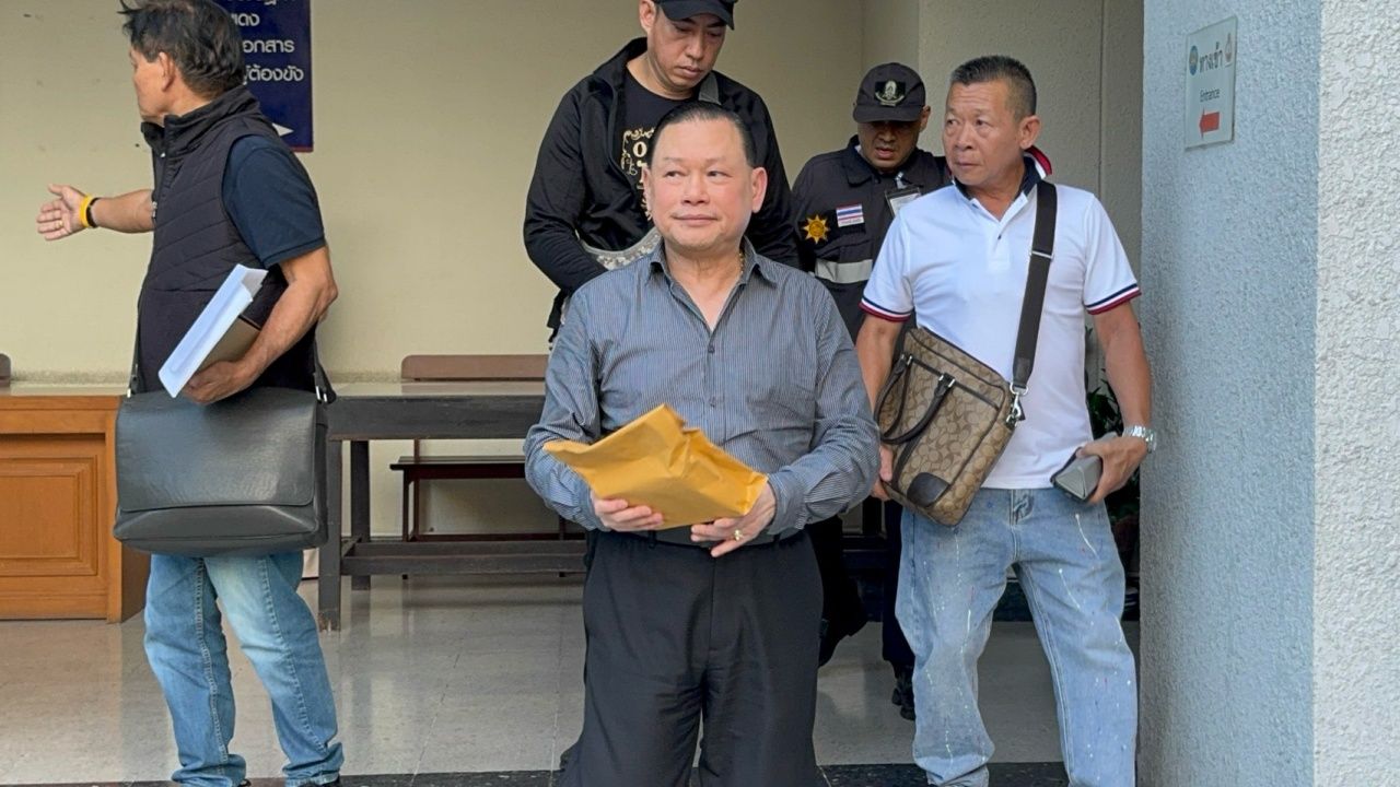 给予“桑塔纳”保释,每人40万泰铢,禁止出国