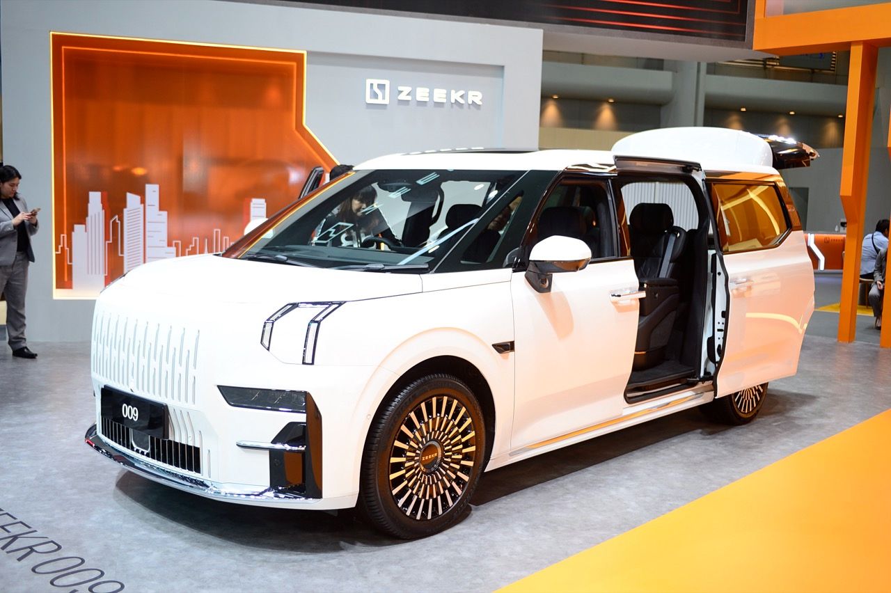 价格卓越的 ZEEKR 009 豪华 MPV 电动车 7 座