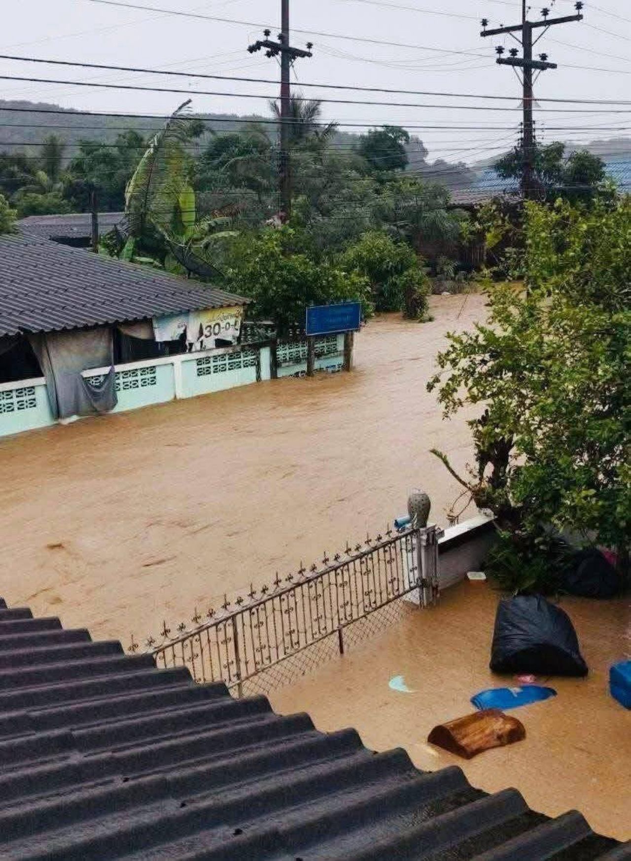 暴雨袭击清莱 山洪泛滥多个地区 加紧撤离被困居民