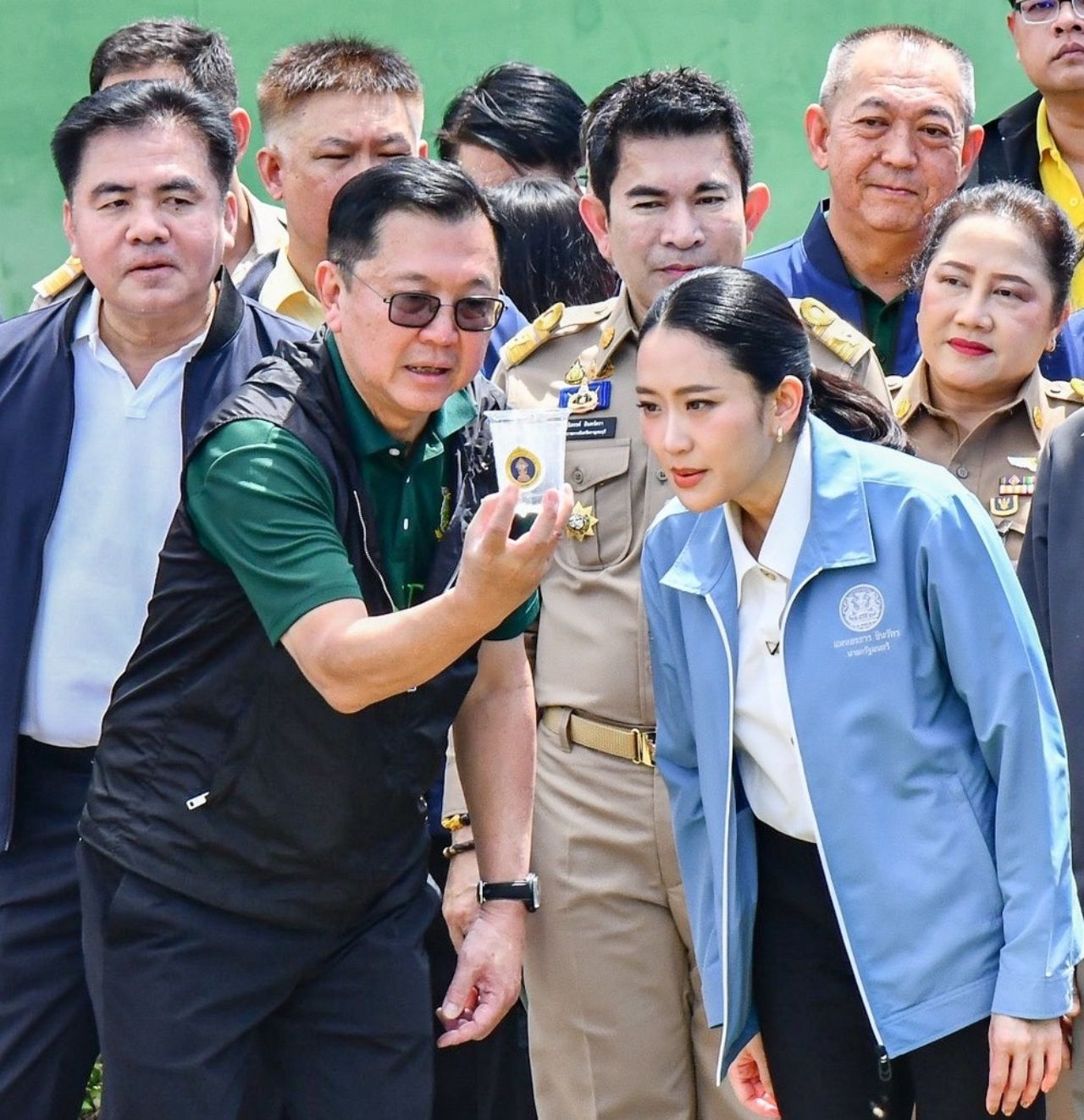“查图蓬·布鲁巴德” 提交环境部秘书辞呈并填写能源部长履历