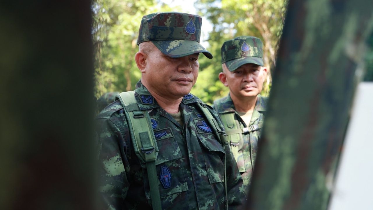 第二区司令官访问素林府地区 监督地雷清理任务