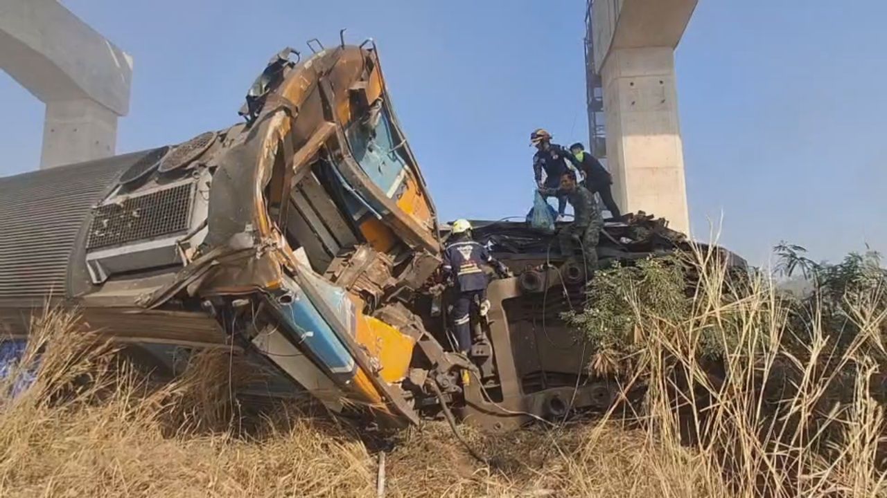 揭开高速铁路桥吊机倒塌压覆通勤列车的画面，超过30人受伤