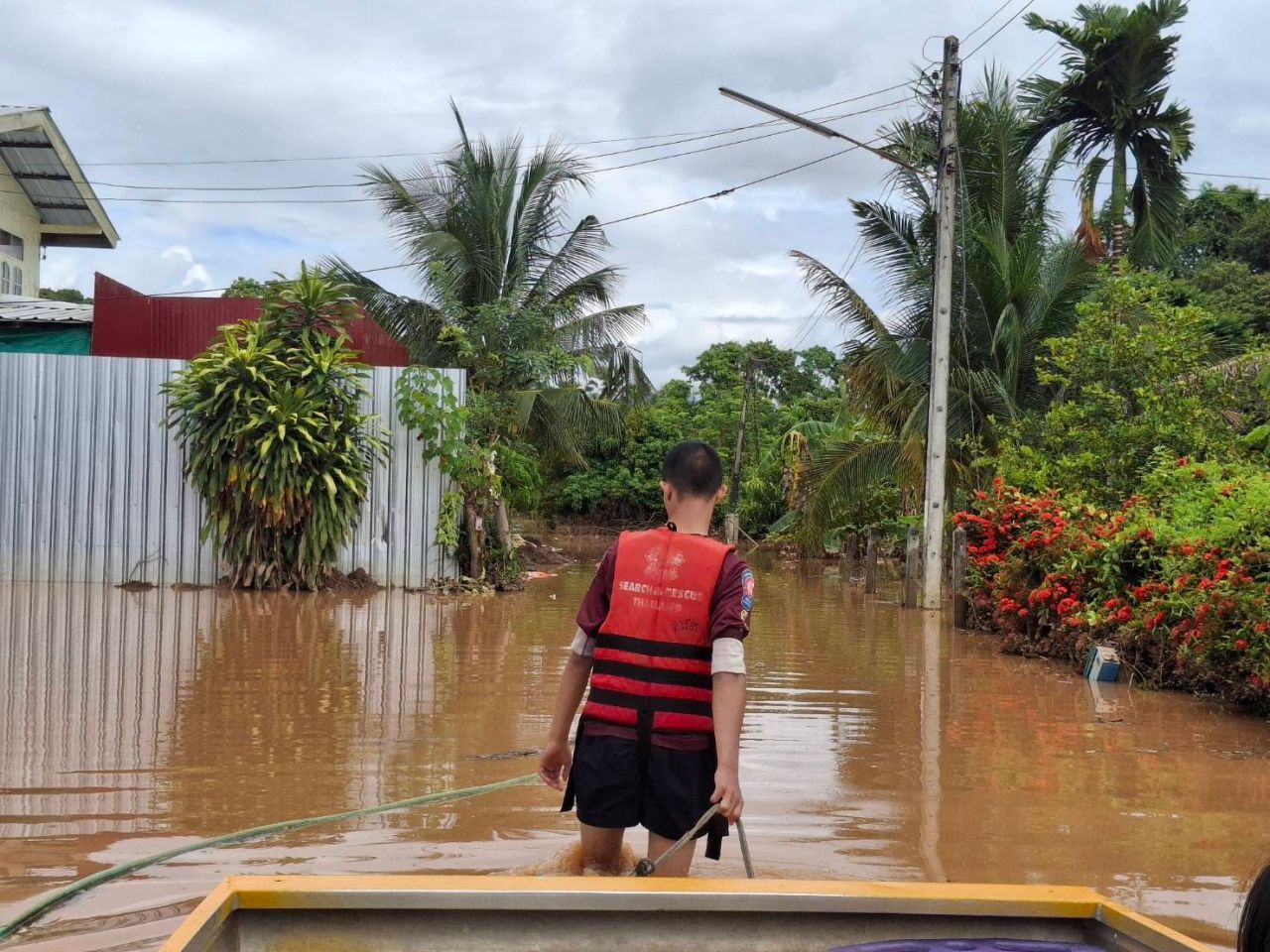 洛姆萨克府碧差汶洪水开始恢复正常,部分地区水位仍达2米