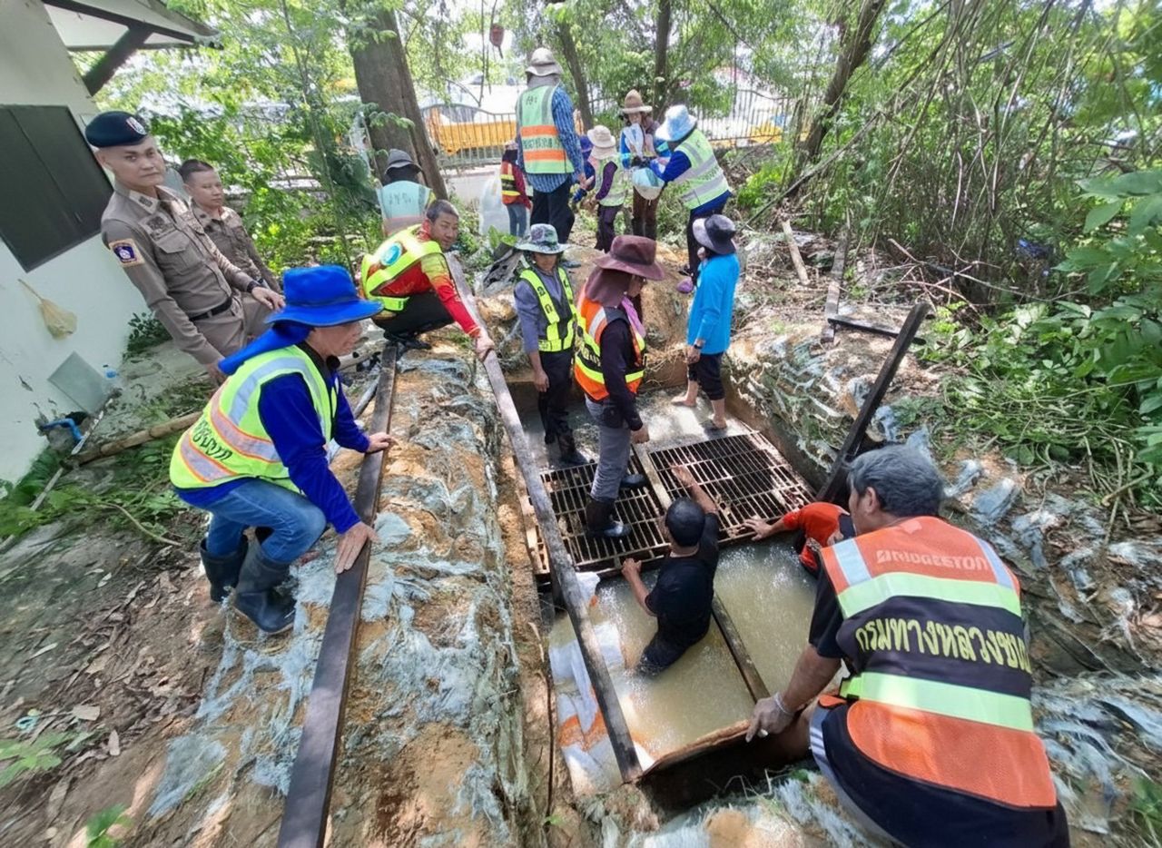 动员人员放置沙袋-安装抽水机 保护