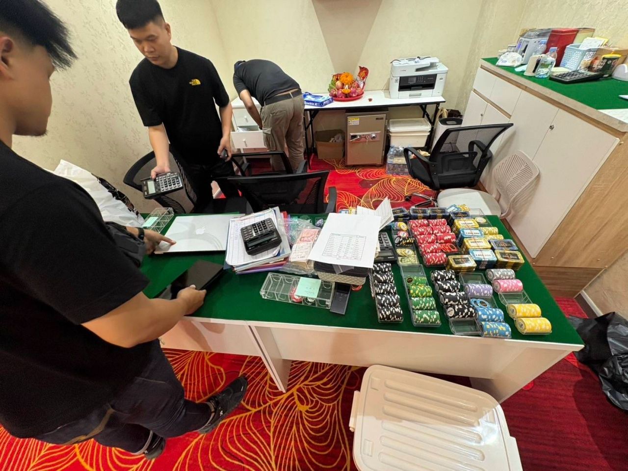 碧瑶警察突袭商业建筑内的百家乐赌场，抓获20名赌徒，缴获大量赌资