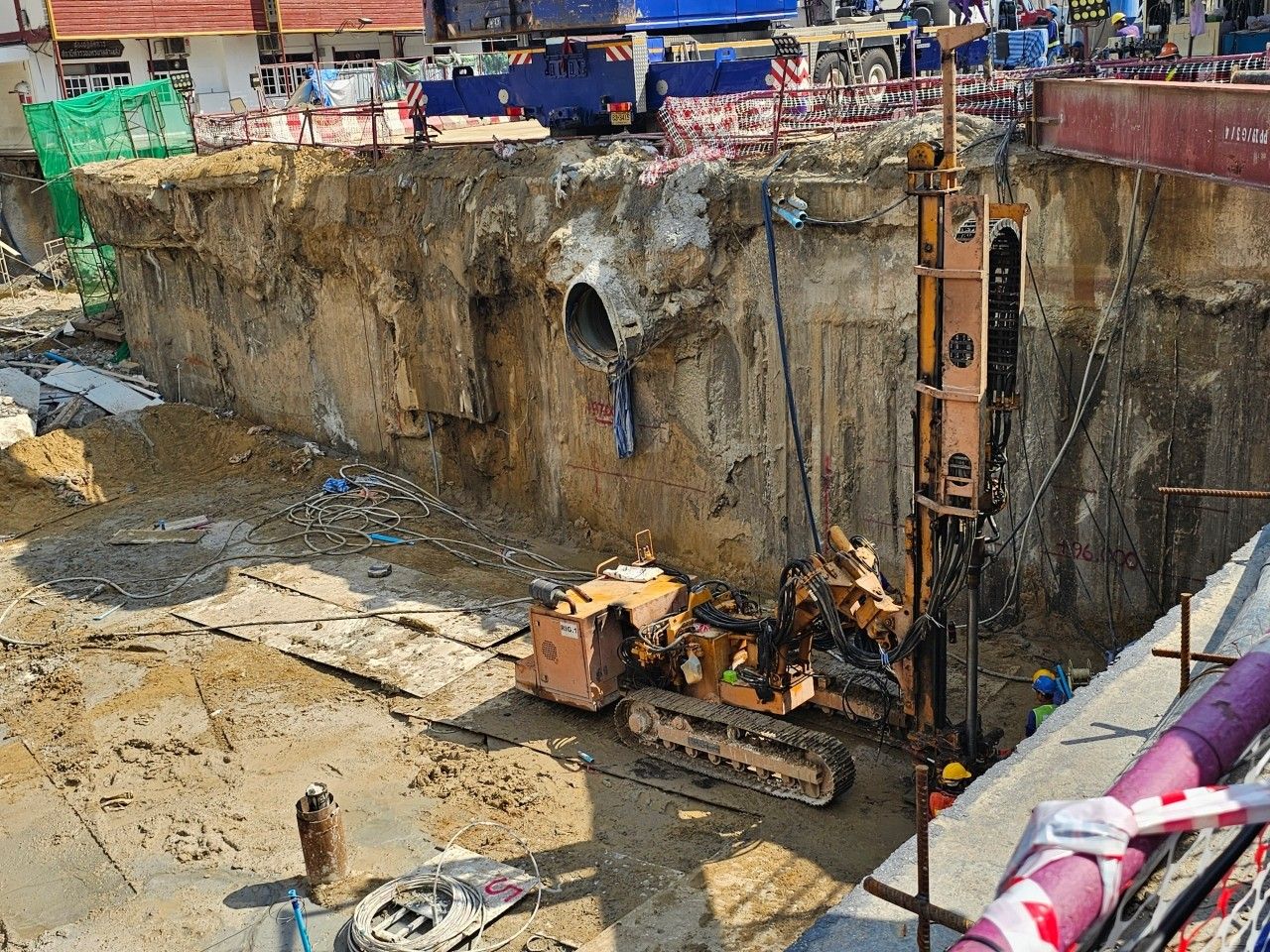 曼谷市政厅表示：修复道路塌陷及拆除三森警署建筑，持续发现土壤滑动，准备安装护土板防护