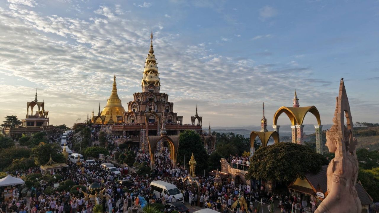 卧佛寺游客如云,祈求神明赐福迎接新年