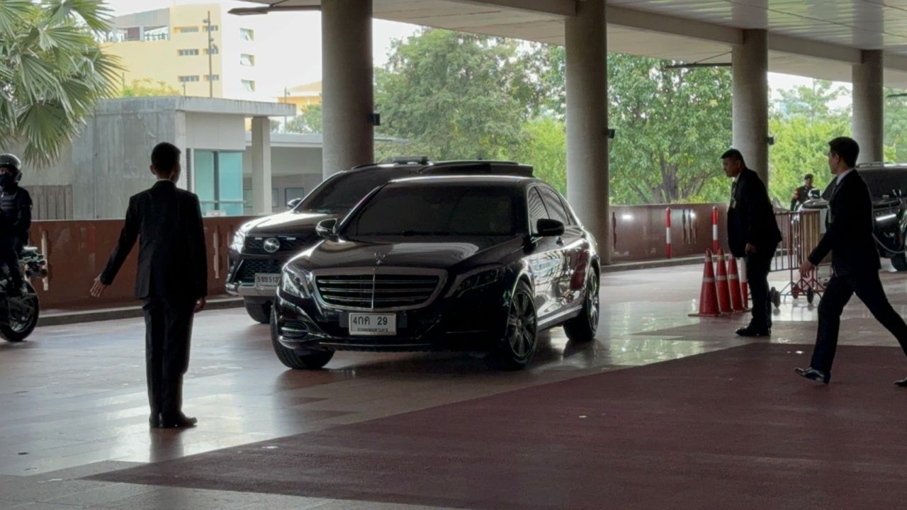 “总理小华”恢复使用劳斯莱斯，因总理专用车两辆都故障