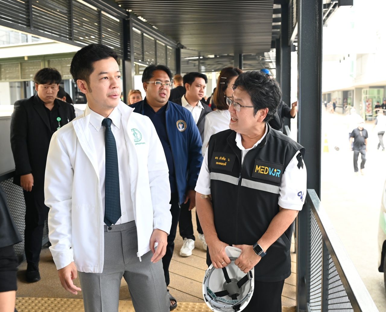 曼谷议会主席和都实区代表跟进瓦奇拉医院前道路下沉修复工作，协调迅速完成