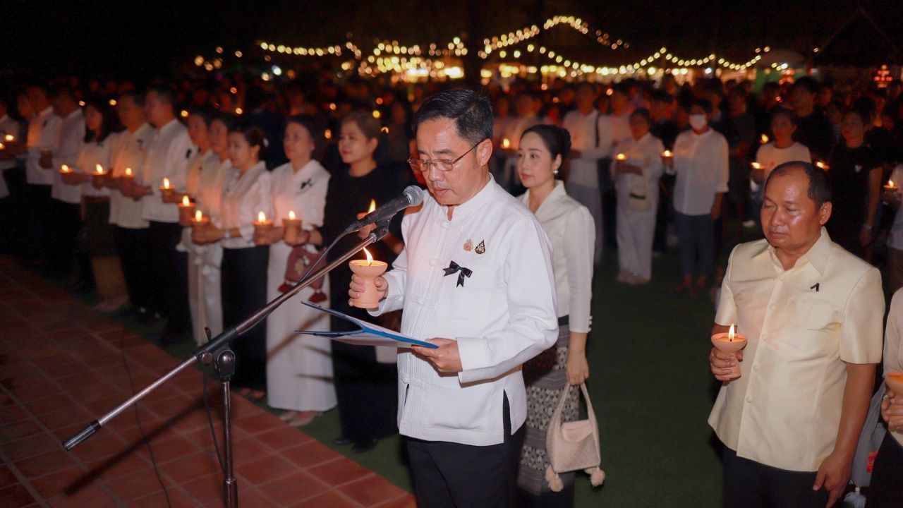 素可泰府长率众民点灯悼念“陛下皇太后”