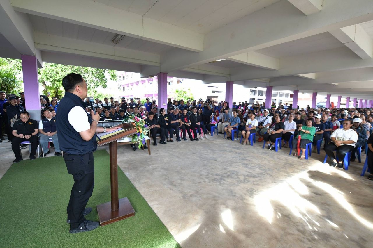 总理在沙敦发放救援物资,承认政府责任,准备防止再次发生的计划