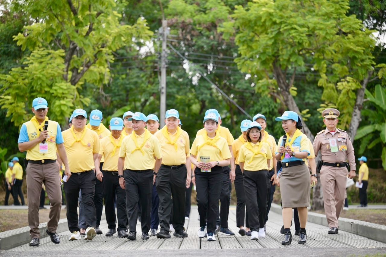 总理率领内阁着志愿服参观志愿者学校904的训练中心