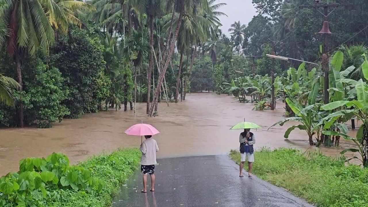 山洪暴发,水淹通蓬,火车调整运行,水淹轨道