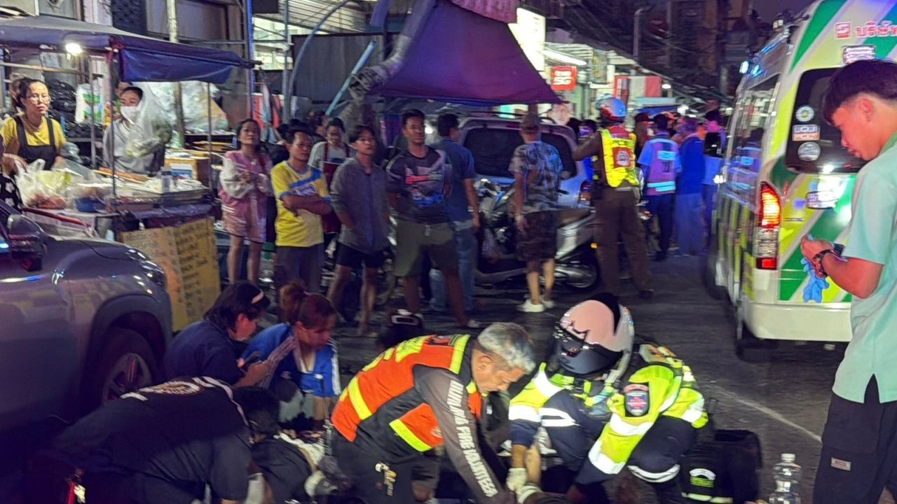 汽车冲入素姆訕博甘府的诺里小巷，造成6人受伤，司机称忘记挂P挡