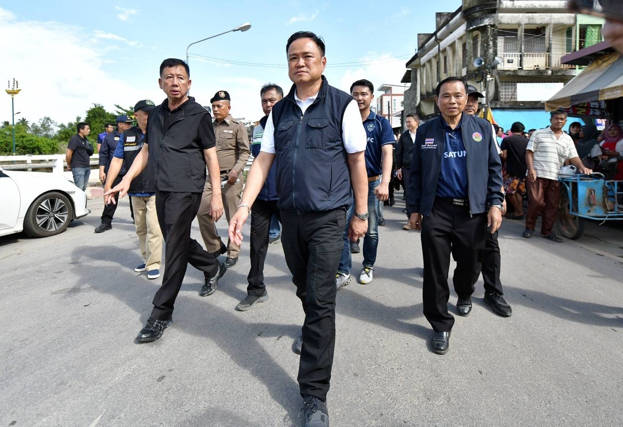 总理在沙敦发放救援物资,承认政府责任,准备防止再次发生的计划