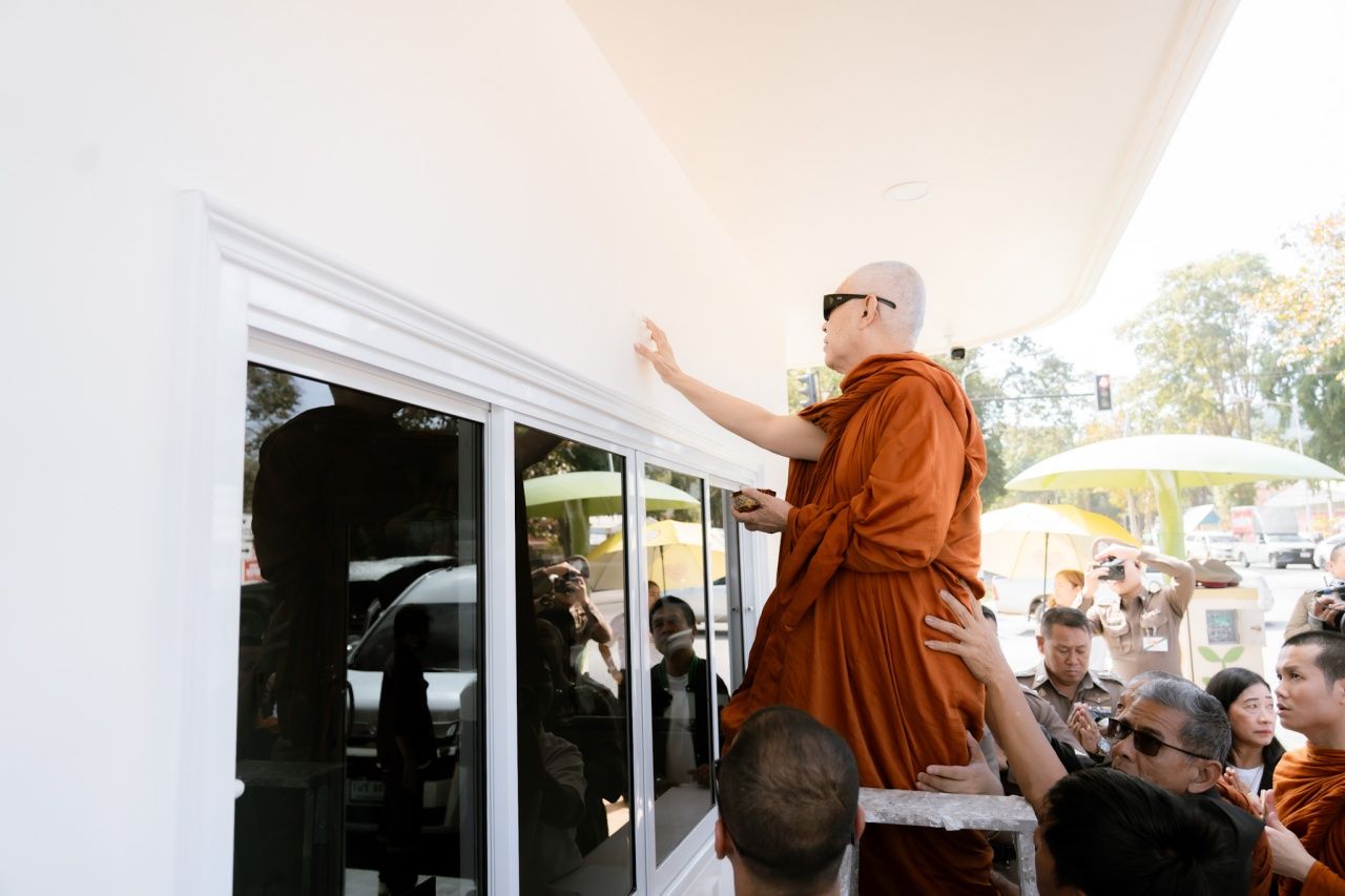 轰动!考艾新形象警察岗亭,小象可爱挥手迎游客