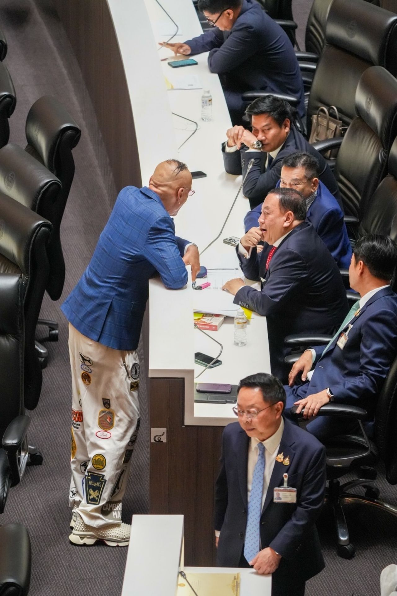 查看“查达·泰沙特”参加2569预算会议的时尚服装