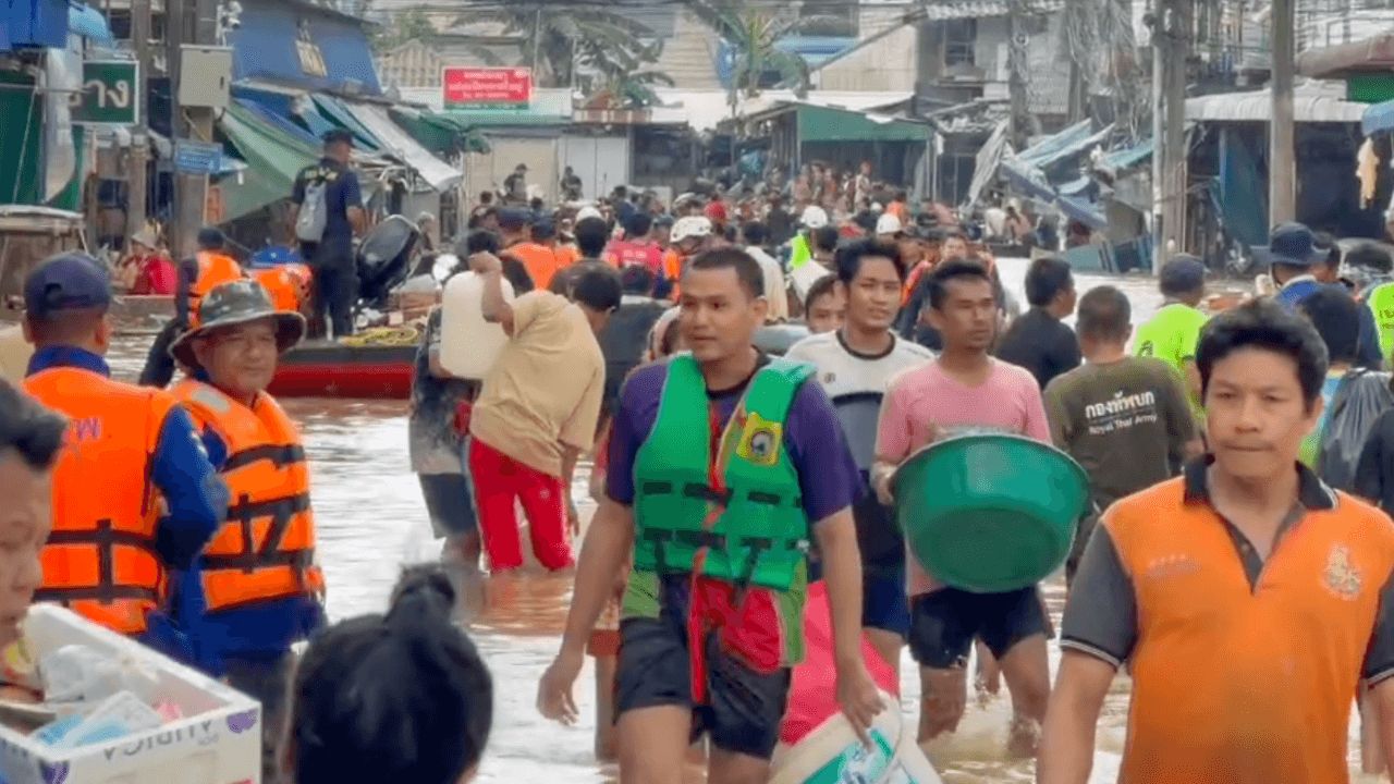 最新图片揭示合艾8区水位下降 居民自行涉水求助