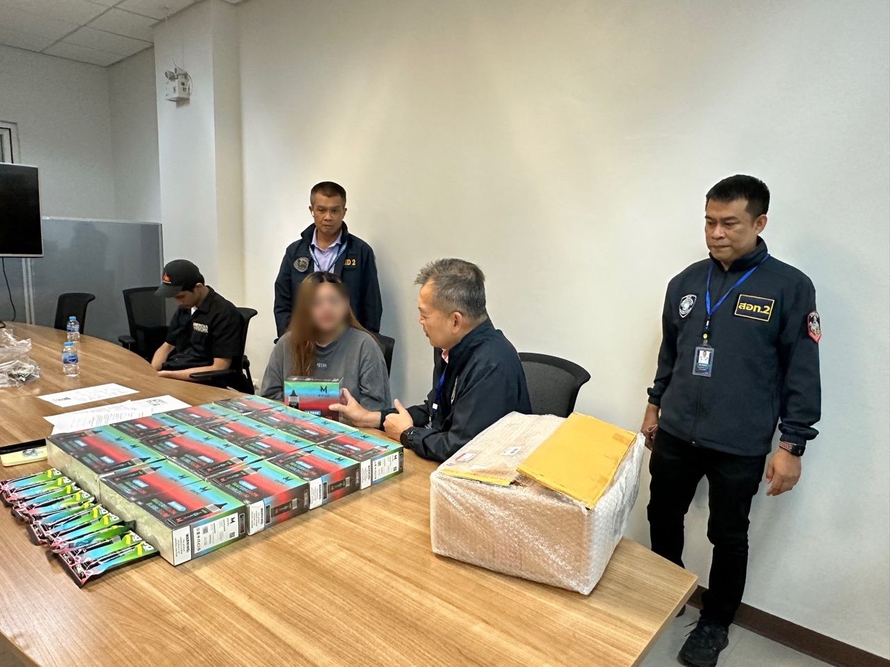 网络刑警突袭抓获公寓中非法销售电子烟的女管理员，指出目前购买困难且价格昂贵