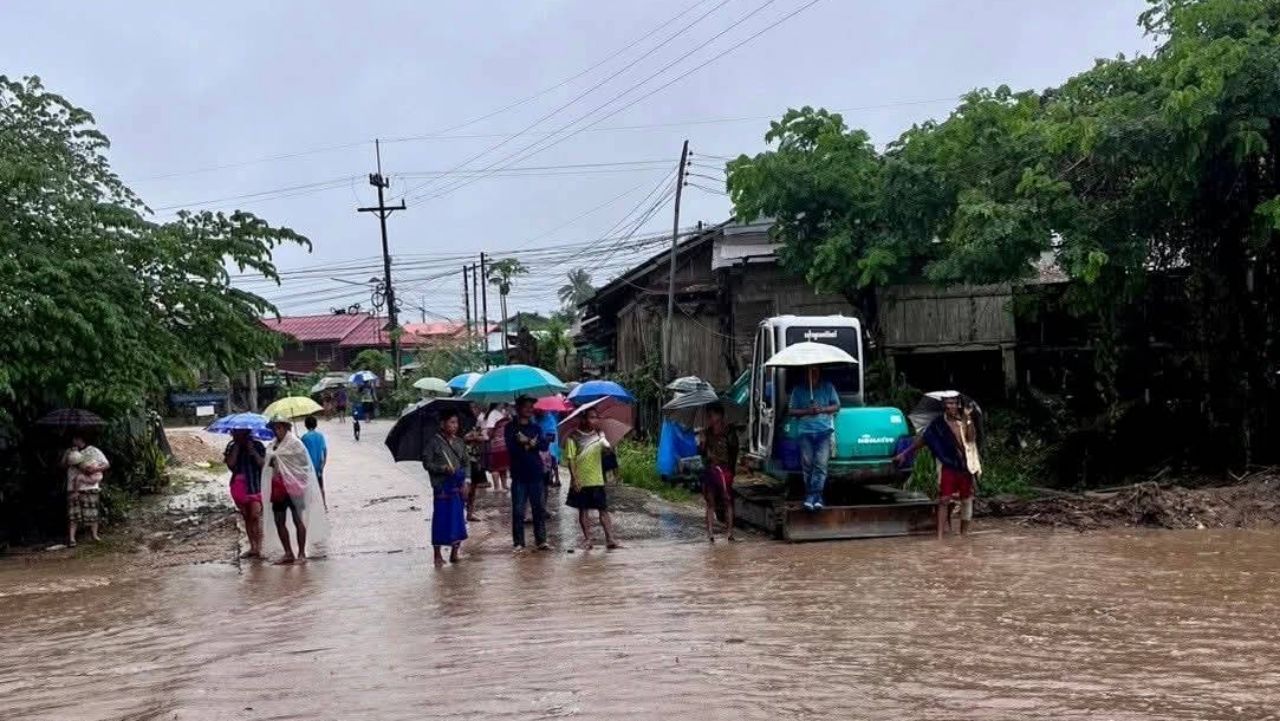 ท่าสองยาง遭遇暴雨袭击 山洪爆发淹没社区，警告泥石流风险