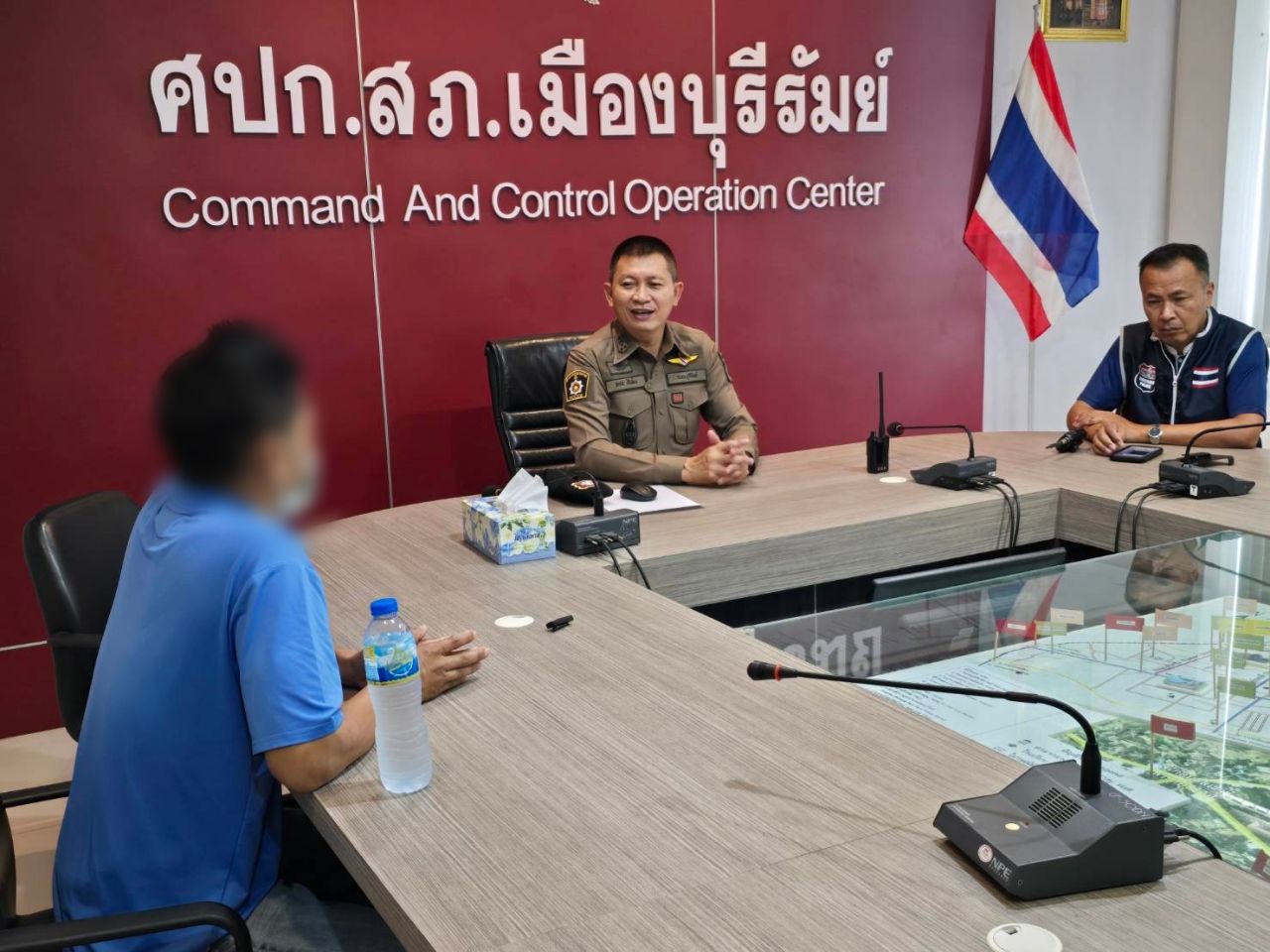 警方指控暴力丈夫在餐厅内袭击妻子和孩子，并声称无意，只是推搡