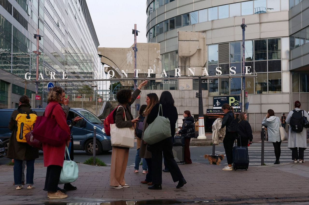 乘客惊慌,法国火车站持刀犯罪嫌疑人被警方开枪制止
