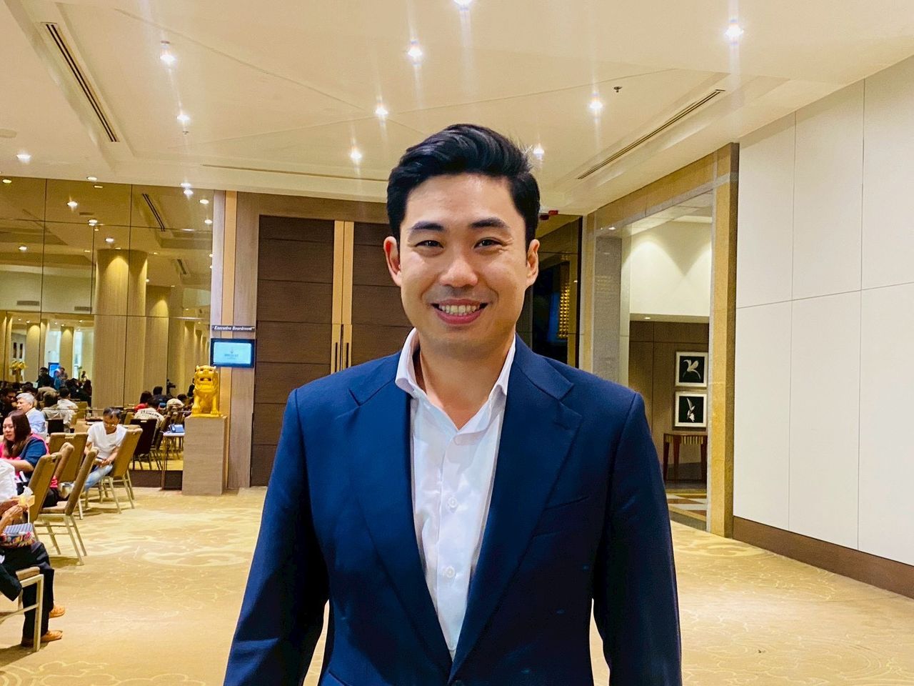 “阿披实”挑战民主党对手，以尖锐智慧抗争，警告吸引议员者后果自负