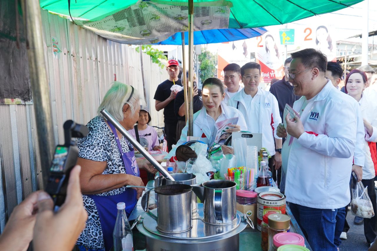 “朱尔攀” 探访素旺磊 向支持者展示“他信”签名的20泰铢