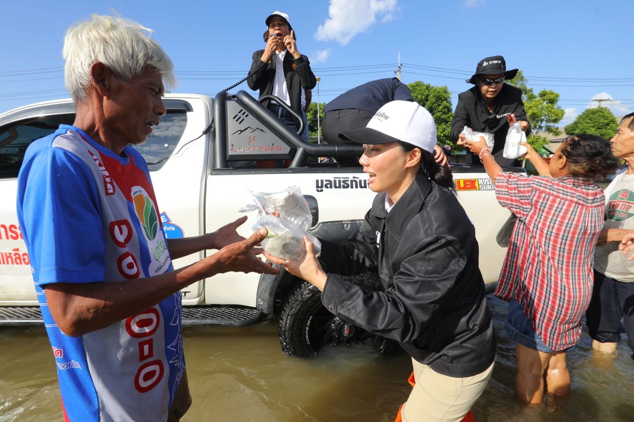 “颂萨”视察素可泰洪水，承诺不会每年都发生洪水，已提出保护方案