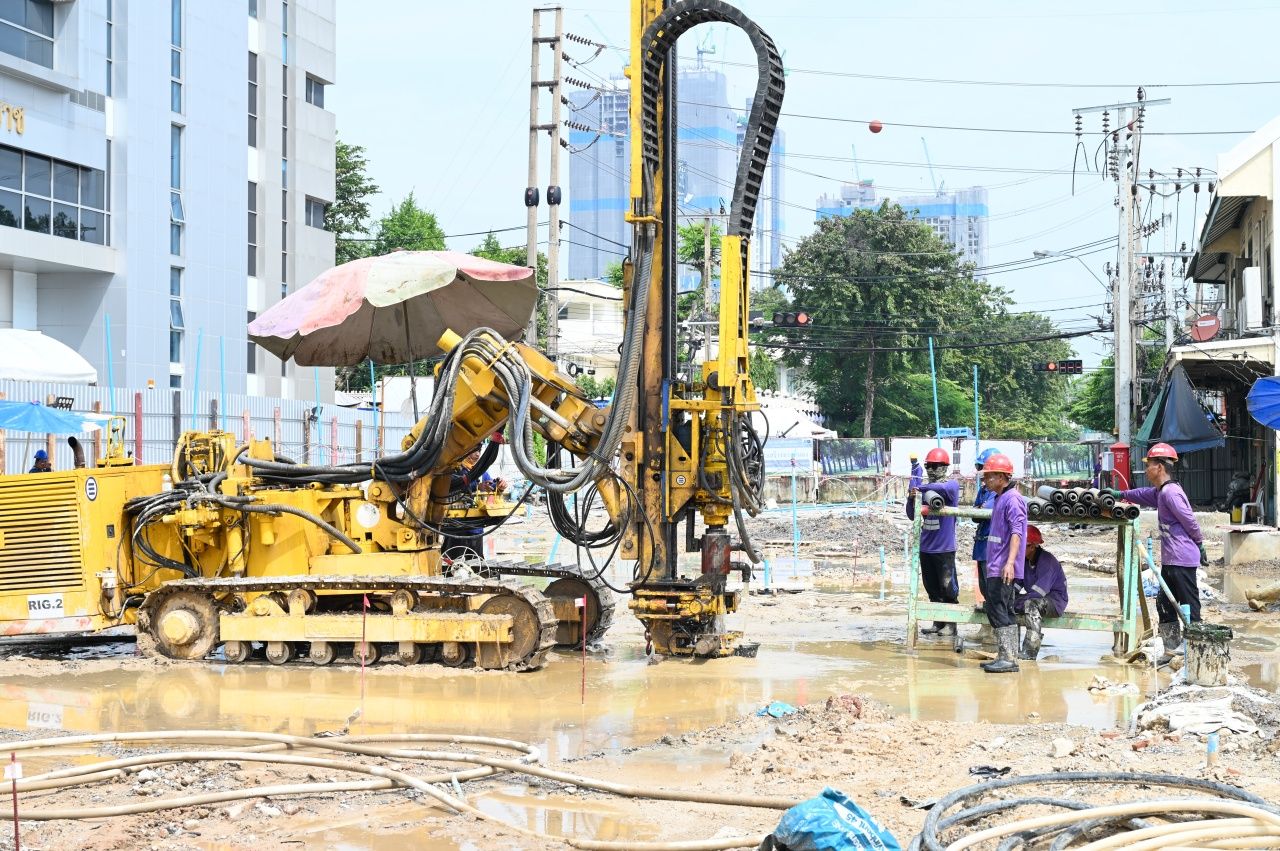曼谷议会主席和都实区代表跟进瓦奇拉医院前道路下沉修复工作，协调迅速完成