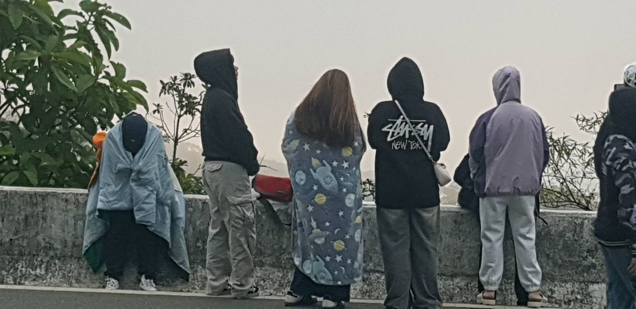因他农山气温降至9度 迎接冬季 游客裹上毯子等待观赏第一道光