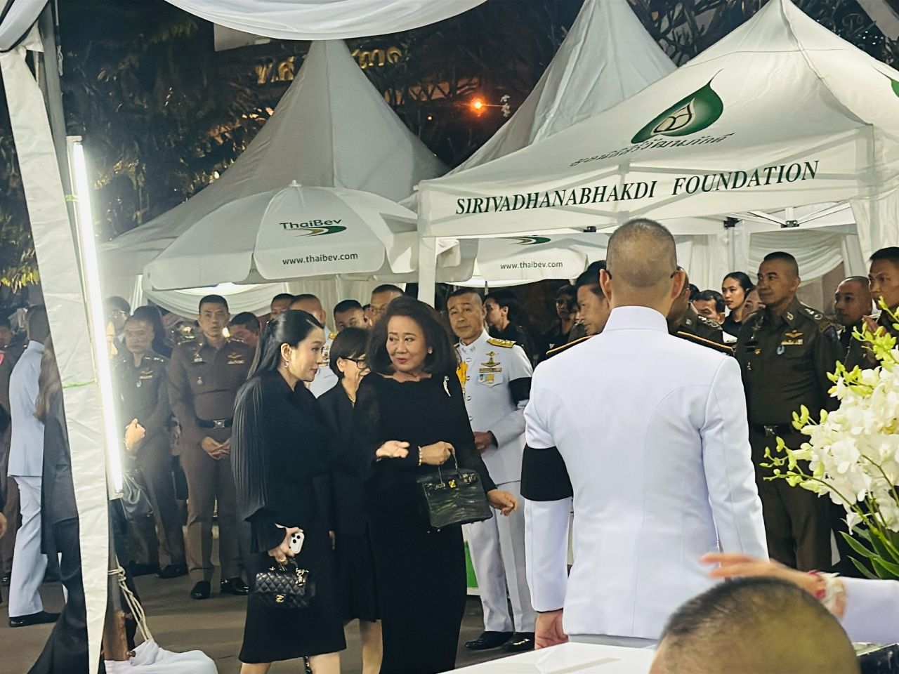 桂英女士与女儿参加“警察总长陶沙”的母亲葬礼