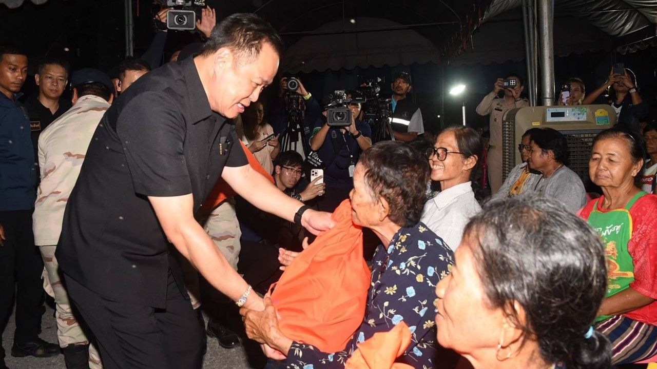 “阿努丁” 在舞台上宣布建设“织水坝”并承认自己很开心，因为他在伊森民调中被认为是最理想的总理人选