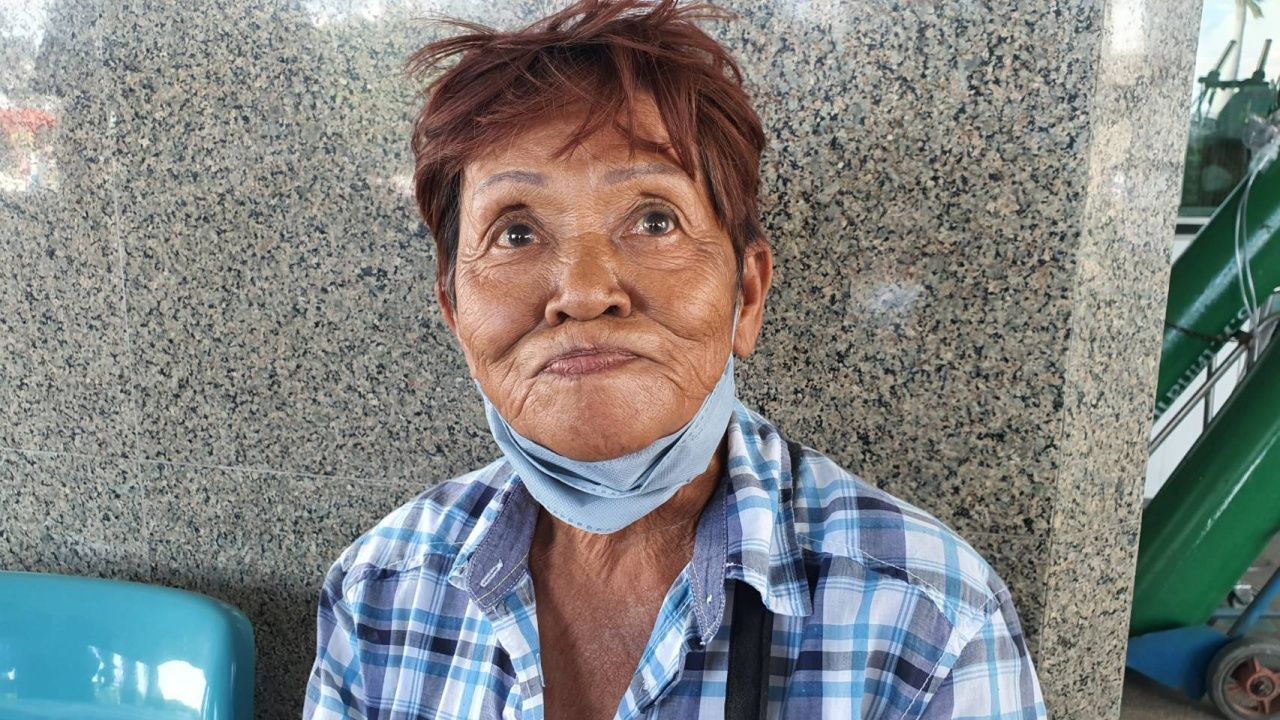 母亲担忧不已 急看跌入沥青桶的女子 透露女儿曾患抑郁症 已出家超过6个月