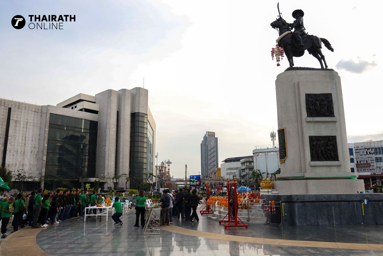 “沃尔拉瓦医生”参拜国王塔克纪念碑，宣布挽救国家，并展示柑橘