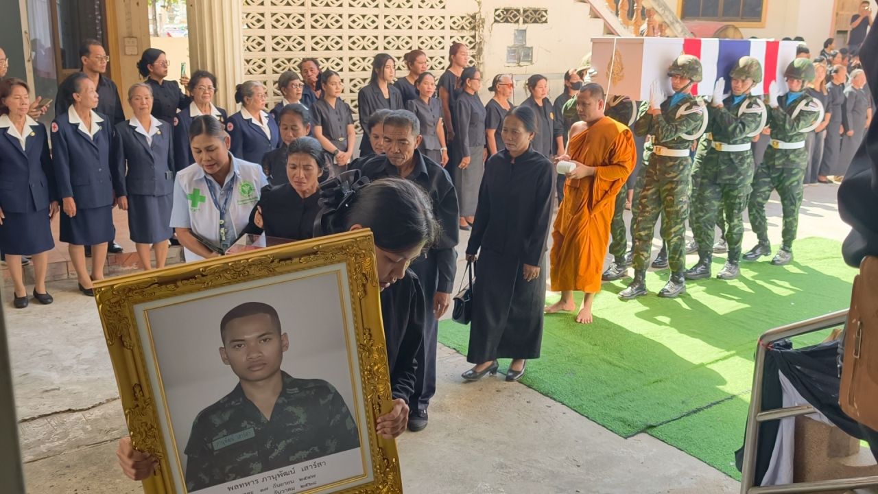 士兵帕努帕特的遗体已归故里，母亲透露孩子留下的最后遗物是手机