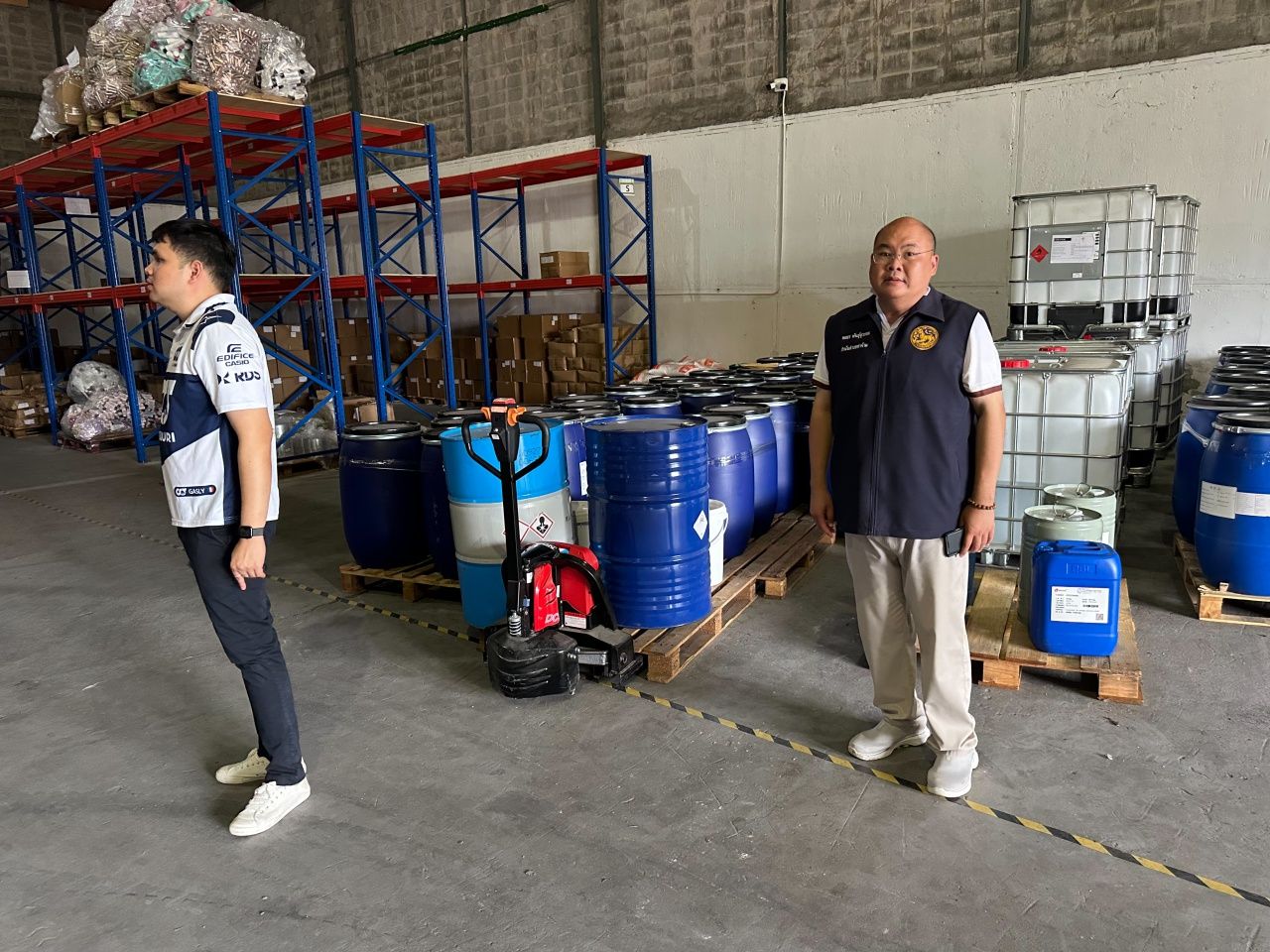 取缔中国人非法化妆品工厂，拘留非法移民