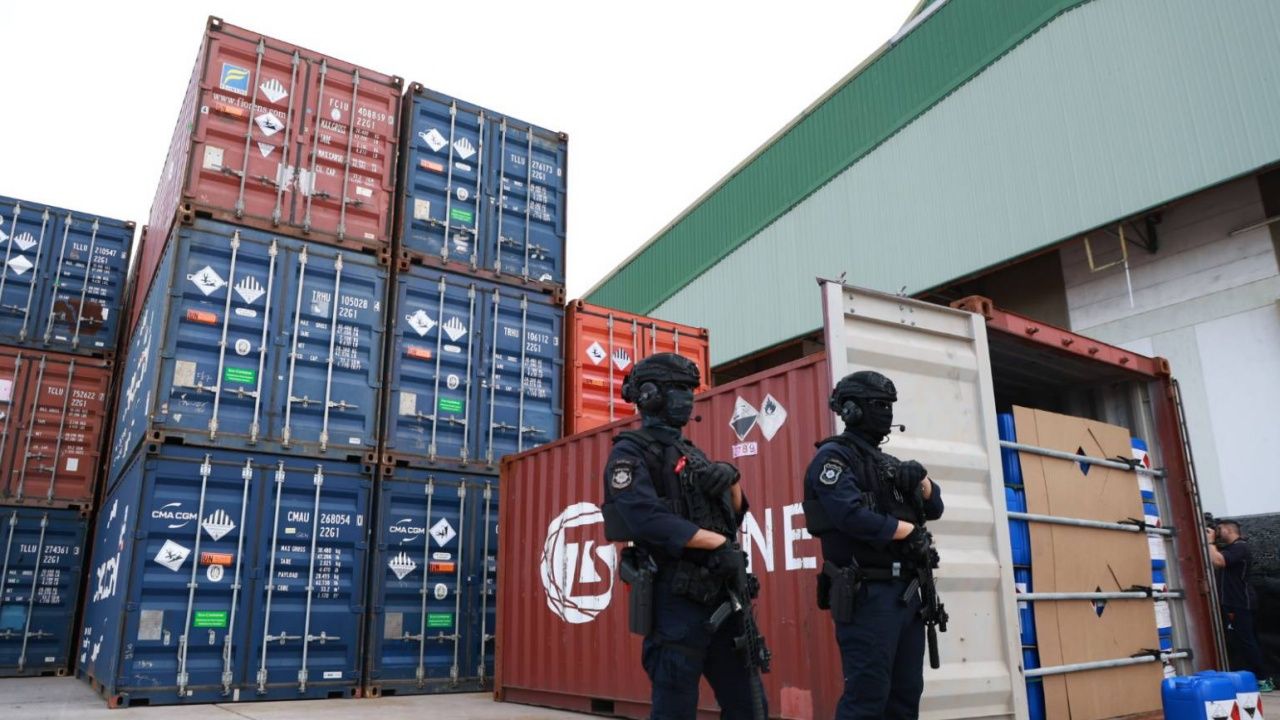 司法部长突击检查22,200公斤醋酸 防止其被用于大规模生产毒品