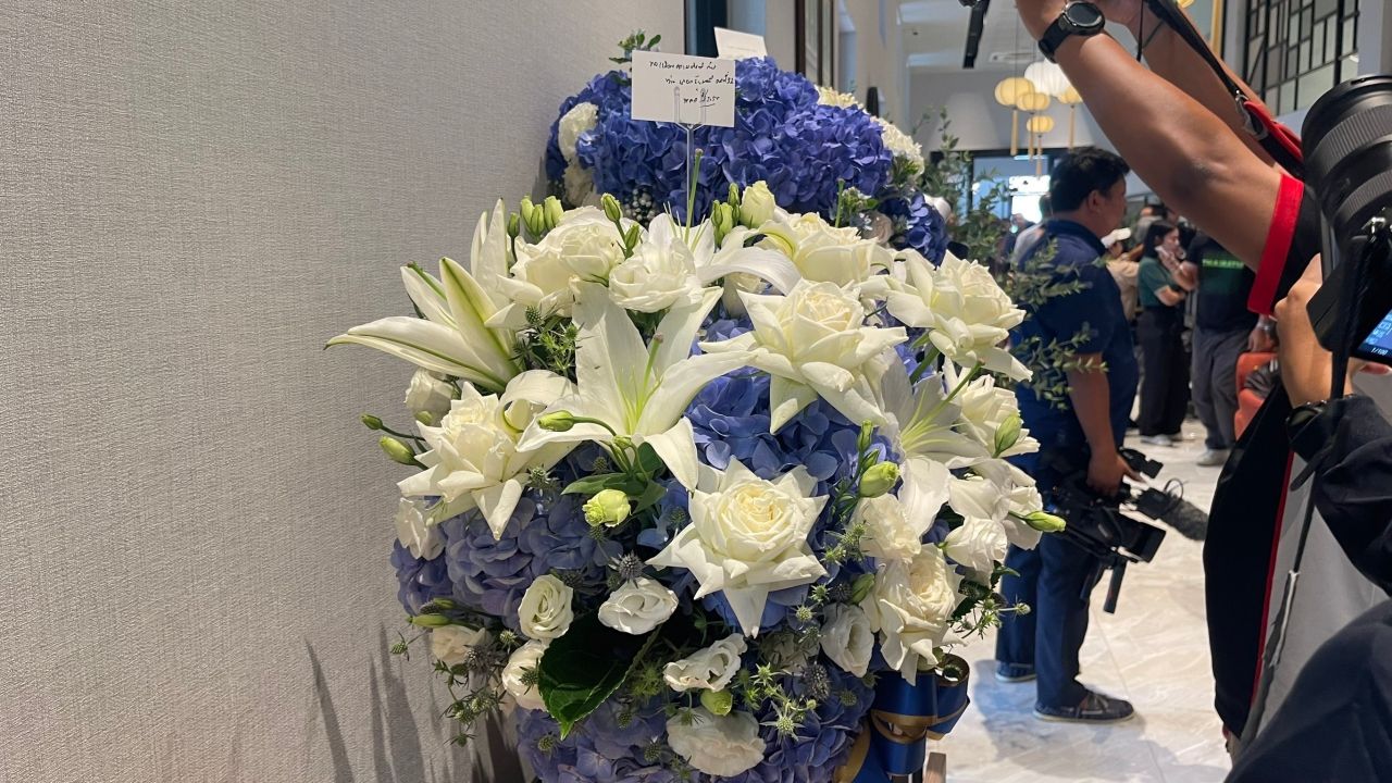 “庞大叔”送花篮祝贺“阿努廷”成为第32任总理