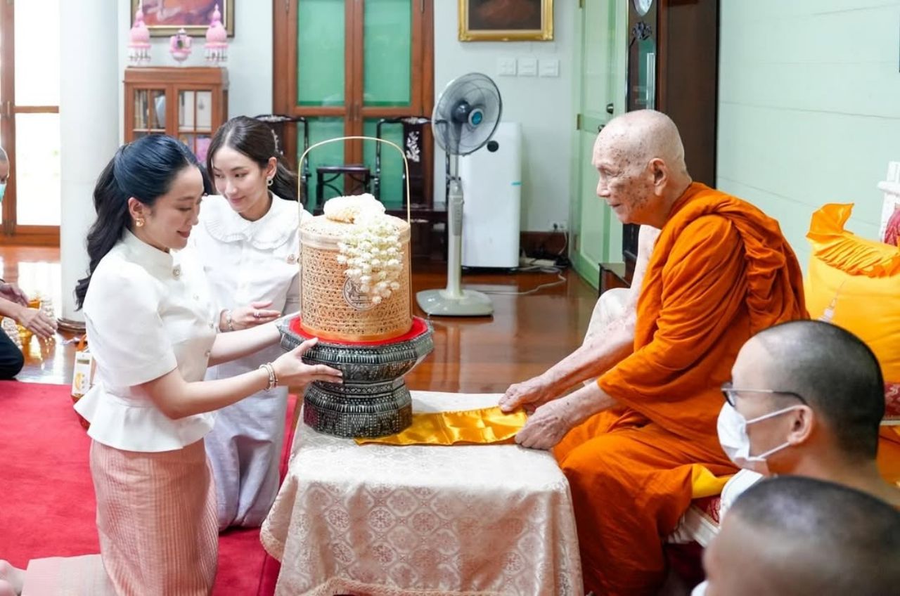 “英”和家人拜会僧王，庆祝“艾姆”39岁生日，相信其初衷纯洁