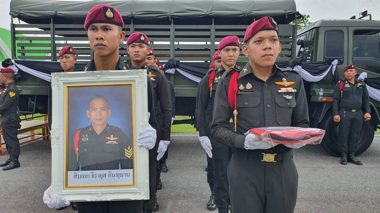悲痛的家庭迎接勇敢的 “Sgt. Jirayus Intuman” 回国