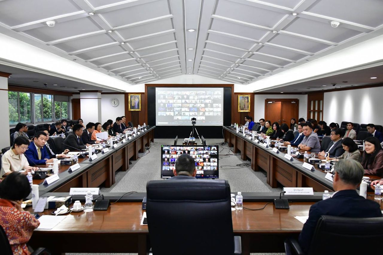 外交部长与全球各地的泰国大使磋商，评估柬埔寨假新闻，指示澄清事实
