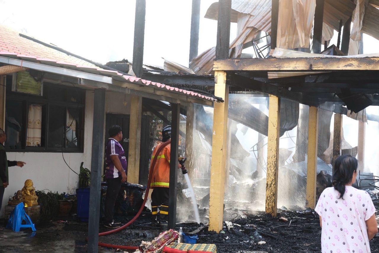 火灾烧毁บ้านขี้เหล็ก寺古老建筑,寺内僧侣因法事不在现场