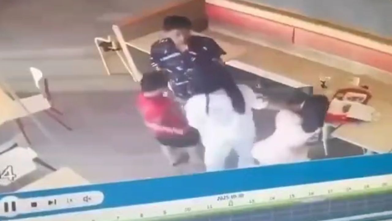 警方指控暴力丈夫在餐厅内袭击妻子和孩子，并声称无意，只是推搡