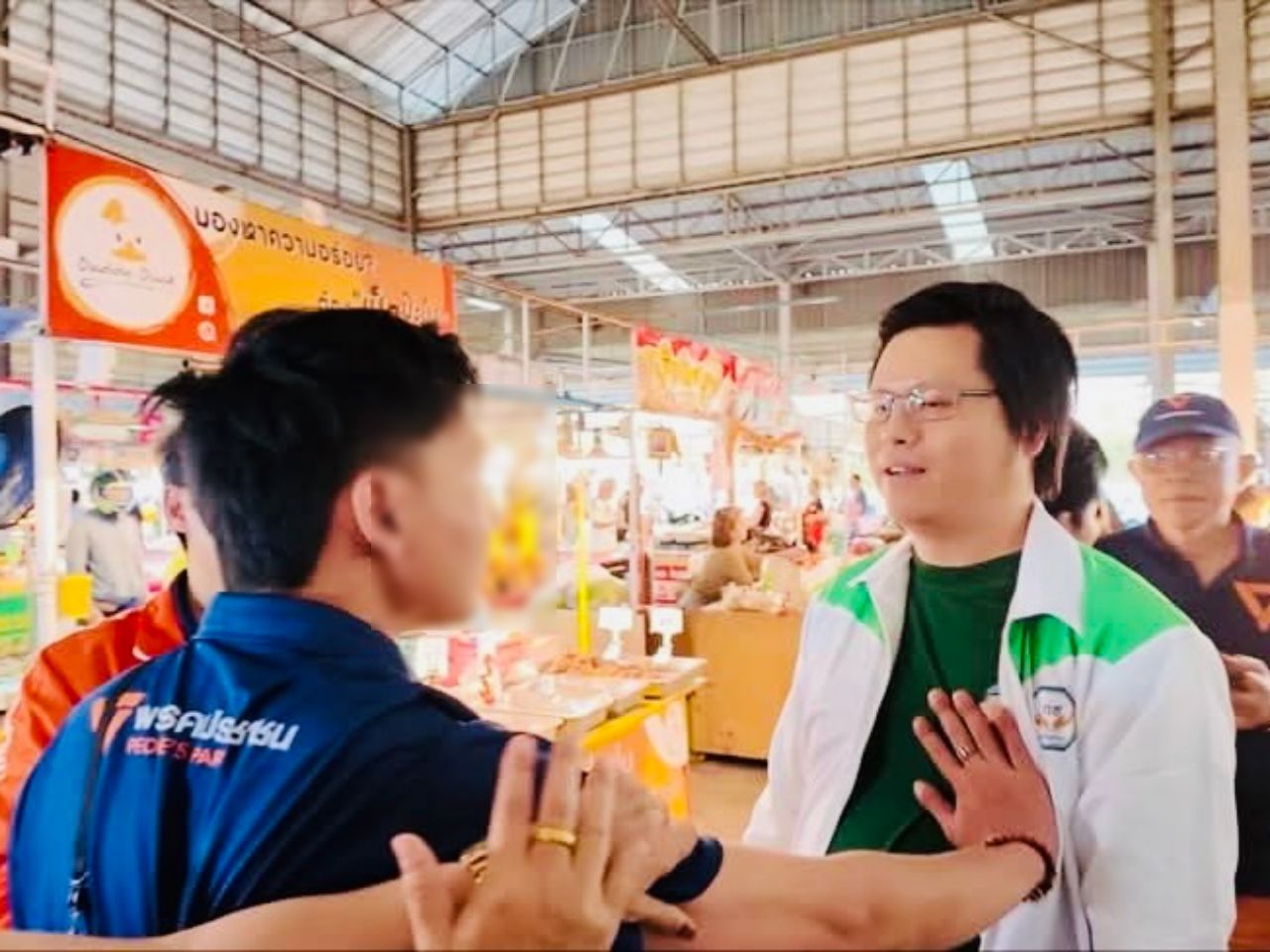 议员候选人指控对手及团队因挑衅手势和身体冲突