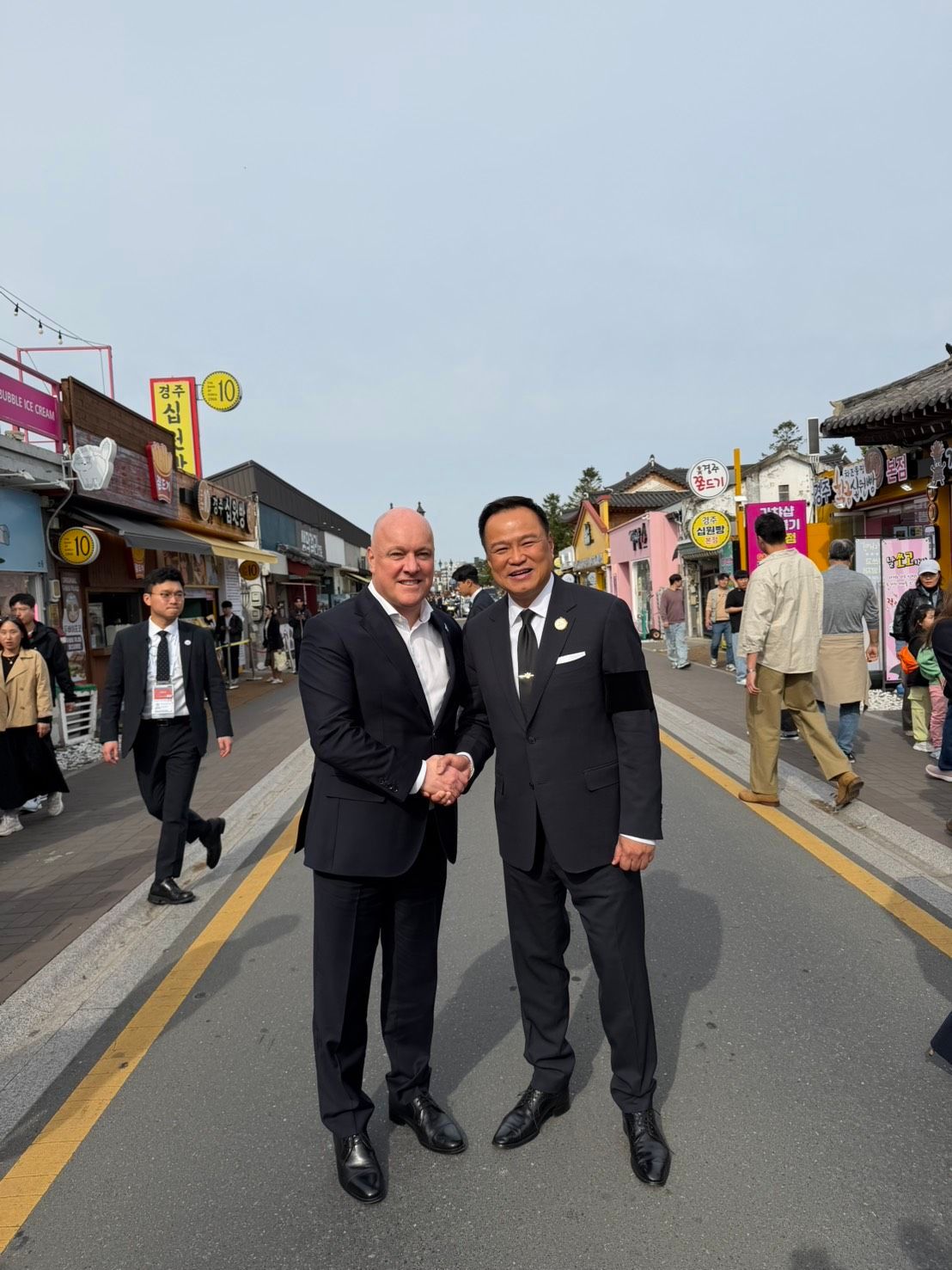 “安努汀” 巧遇新西兰总理 于饭前路上致意