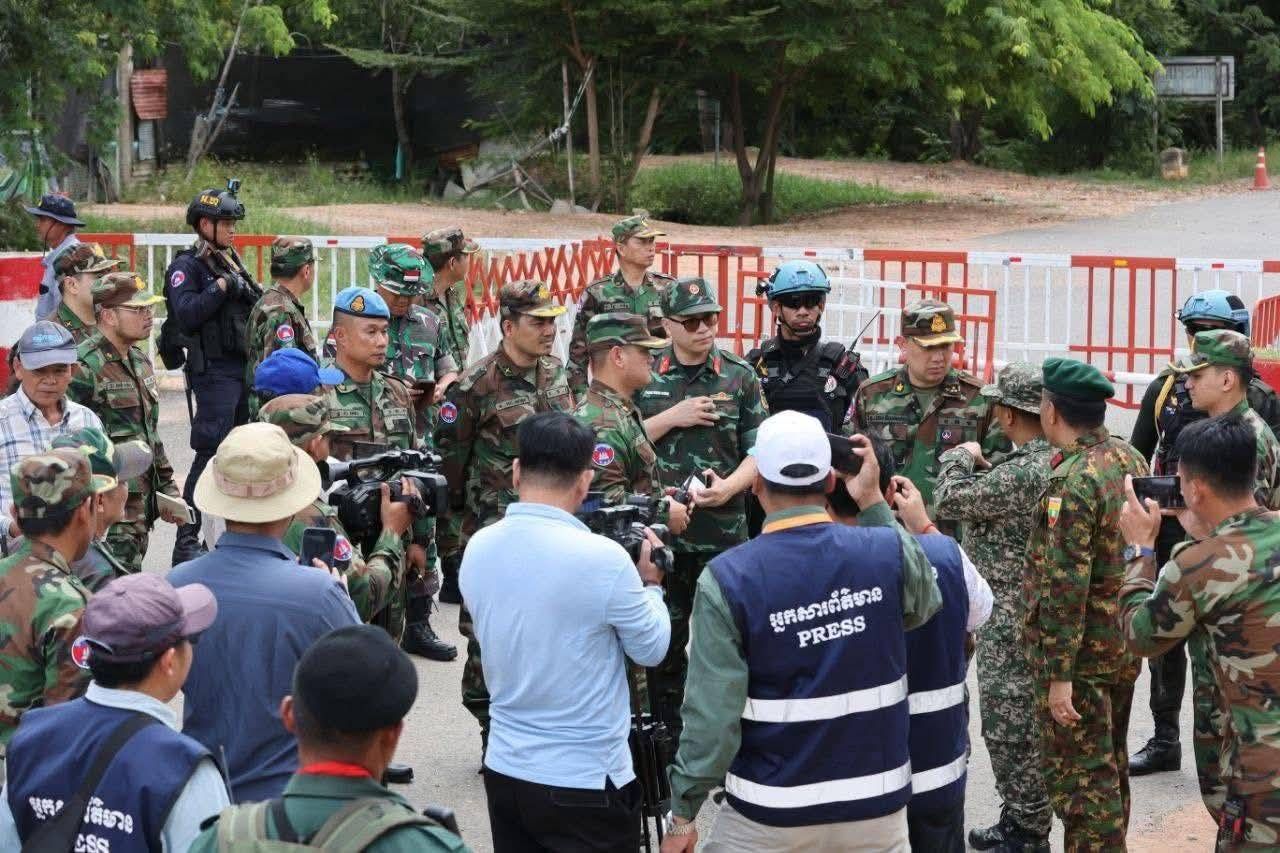 柬埔寨带领7国观察员考察边界地区，指责泰国封锁道路