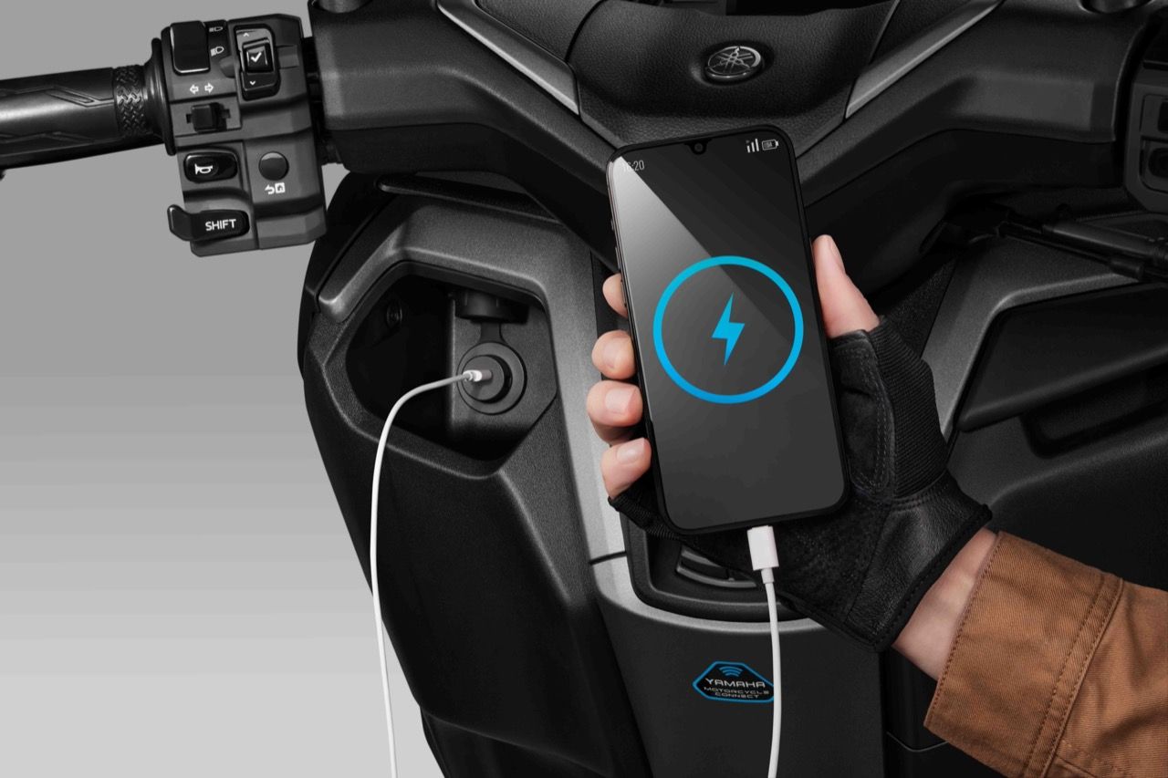 新款自动摩托车:NEW YAMAHA NMAX Tech MAX 新色 THE MAX PRIDE BOOSTER